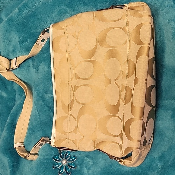 Coach Purse 👛 - Picture 10 of 13